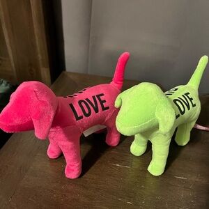 Pink and Green VS Pink dogs